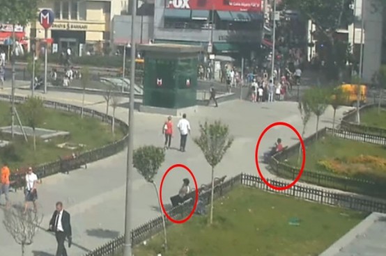 Aradıkları bir kadını telefonla yönlendiren ve ardından talep ettikleri 80 bin TL’lik para poşetini çöpe bıraktıran çete üyesinin parayla kayıplara karışma anı saniye saniye görüntülendi
