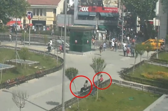 Önce bir bankta oturması istenen kadın, daha sonra yine verilen talimatla elindeki para dolu poşeti çöp tenekesine bırakması isteniyor.