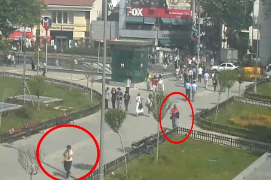 Parayı poşetten alan şebeke elemanı, daha sonra terk istikamette yaya olarak uzaklaşmaya başlıyor