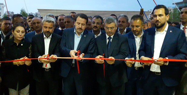 Açılış Kurdelası Kesilirken Genel Başkan Ali Yalçın,Eğitimbirsen Genel Başkan Yardımcısı  İl Temsilcisi Abdulla Çelik İl Müftüsü Dursun Ali Coşkun