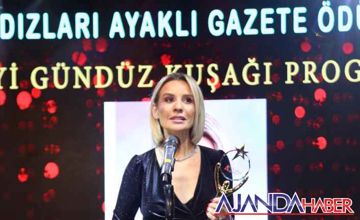Ayaklı Gazete ödül töreninde Esra Erol’a ödül