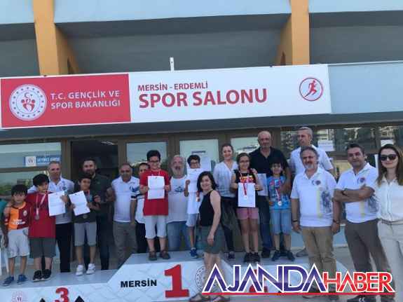Satranç Turnuvası'nda dereceye giren sporcular ödüllerini aldı