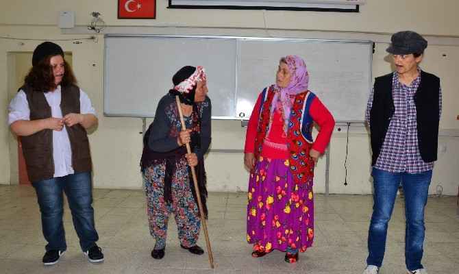 Arslanköy Tiyatro Topluluğu, Lise Öğrencileri Ve Köy Kadınları İçin Oynadı