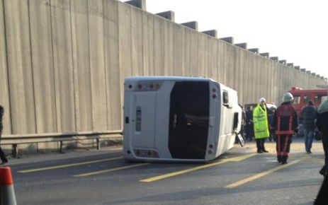 Çevik Kuvvet minibüsü devrildi: 12 polis yaralı