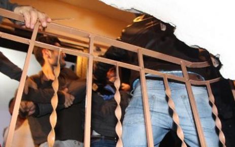 Hırsız zannettikleri polisi dövdüler İZLE
