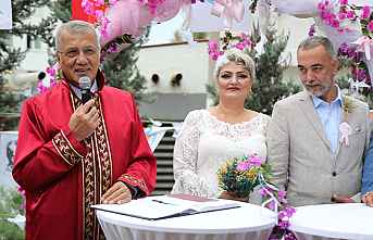 Kenseri Yendi, Nikah masasına oturdu.