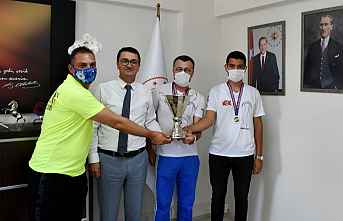 DEMİR, TÜRKİYE ŞAMPİYONU OLAN..