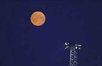 Dolunayı trafik ışığı sandı, trafik karıştı