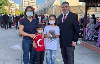 BAŞKAN TUNCER BAYRAK VE NUTUK DAĞITTI