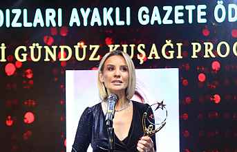 Ayaklı Gazete ödül töreninde Esra Erol’a ödül