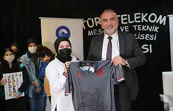 SANDIKÇI GENÇLERİN SORULARINI CEVAPLADI