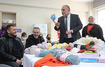 BAŞKAN SANDIKÇI GENÇLERLE ÖRGÜ ÖRDÜ