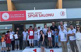 Satranç Turnuvası'nda dereceye giren sporcular...